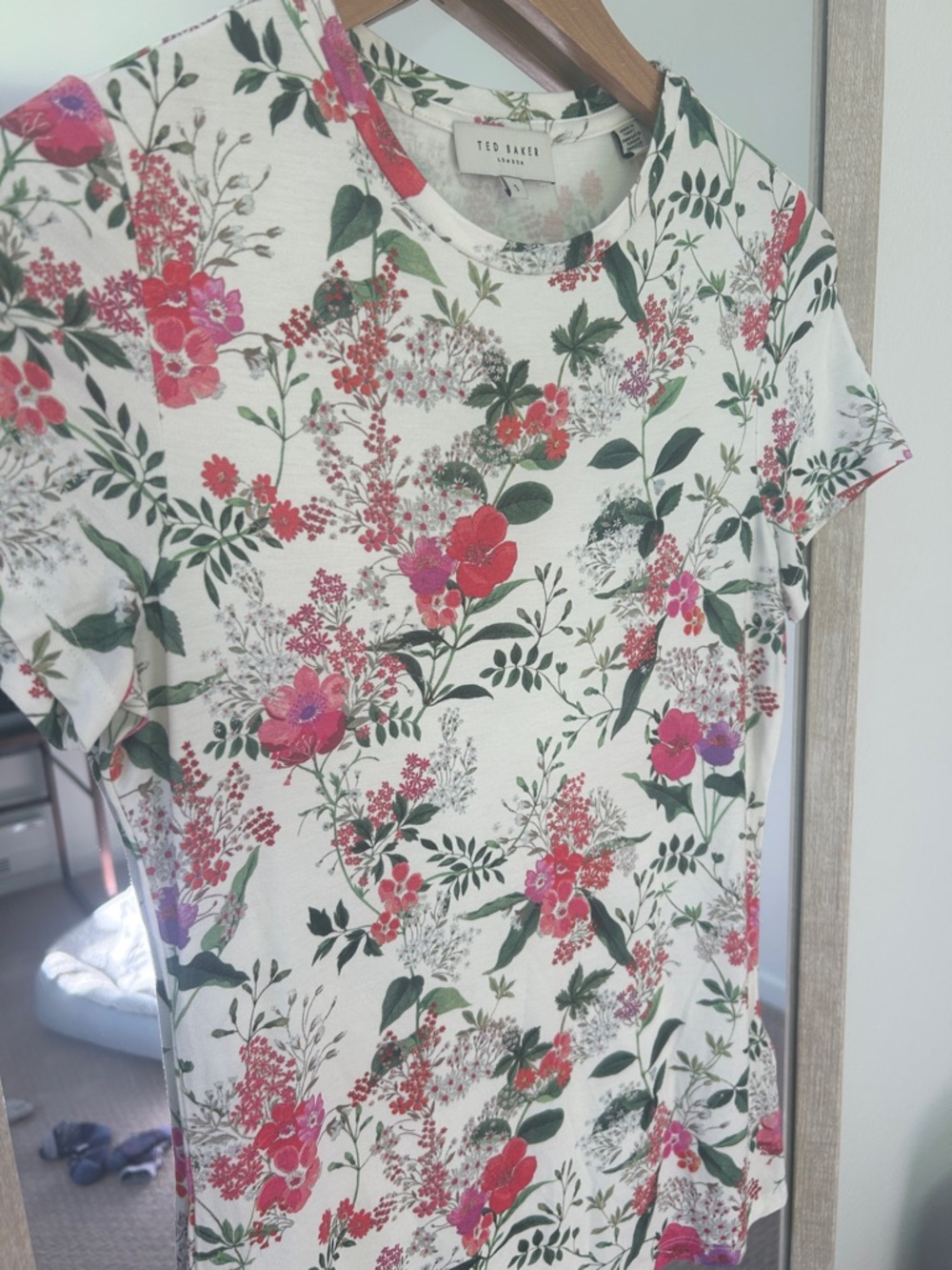Ted Baker Botanical Tee with Pink & Green Accents Ted Size 1 (small)